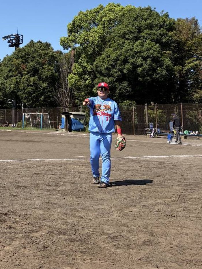 グラウンドで、仲間に声をかけているところ